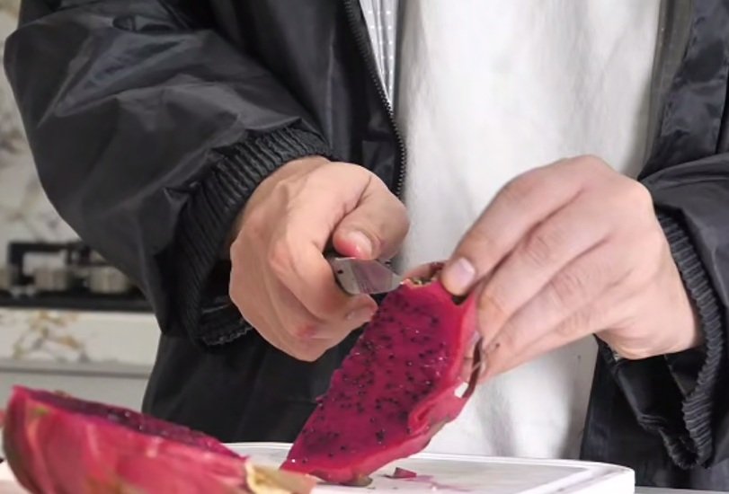 Hands-on Hessler paring knife test peeling red dragon fruit