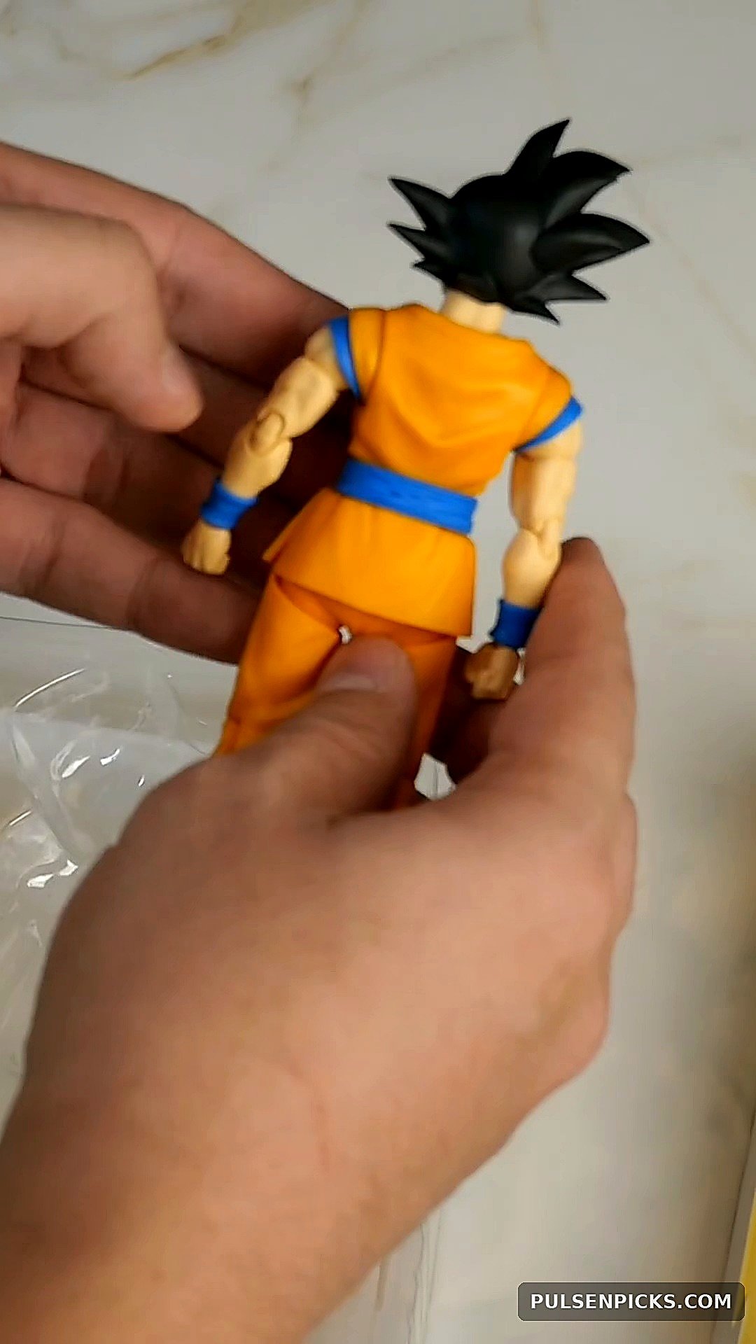 Goku DAIMA from behind displaying the symbol-free outfit